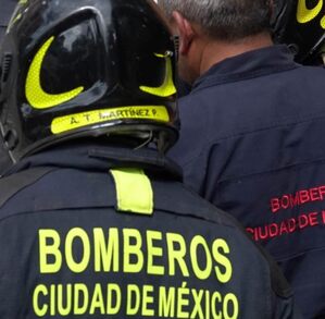 Bomberos atendiendo incendios en CdMx