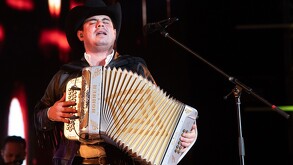 Alfredo Olivas dando concierto.