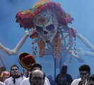 Catrina gigante durante el Desfile de Día de Muertos en CdMx
