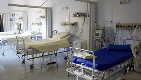 Camillas vacías en un hospital comunitario de Jaral del Progreso.