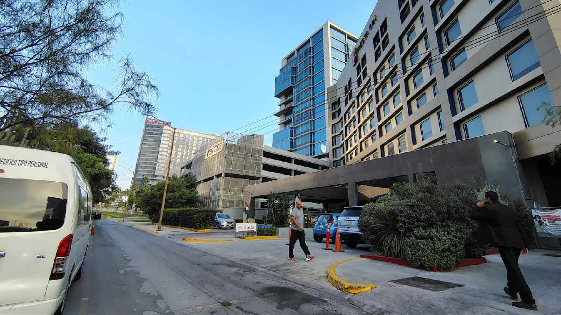 El hombre amenazó al empleado y le exigió el dinero de la caja registradora, logrando apoderarse de casi 10 mil pesos.