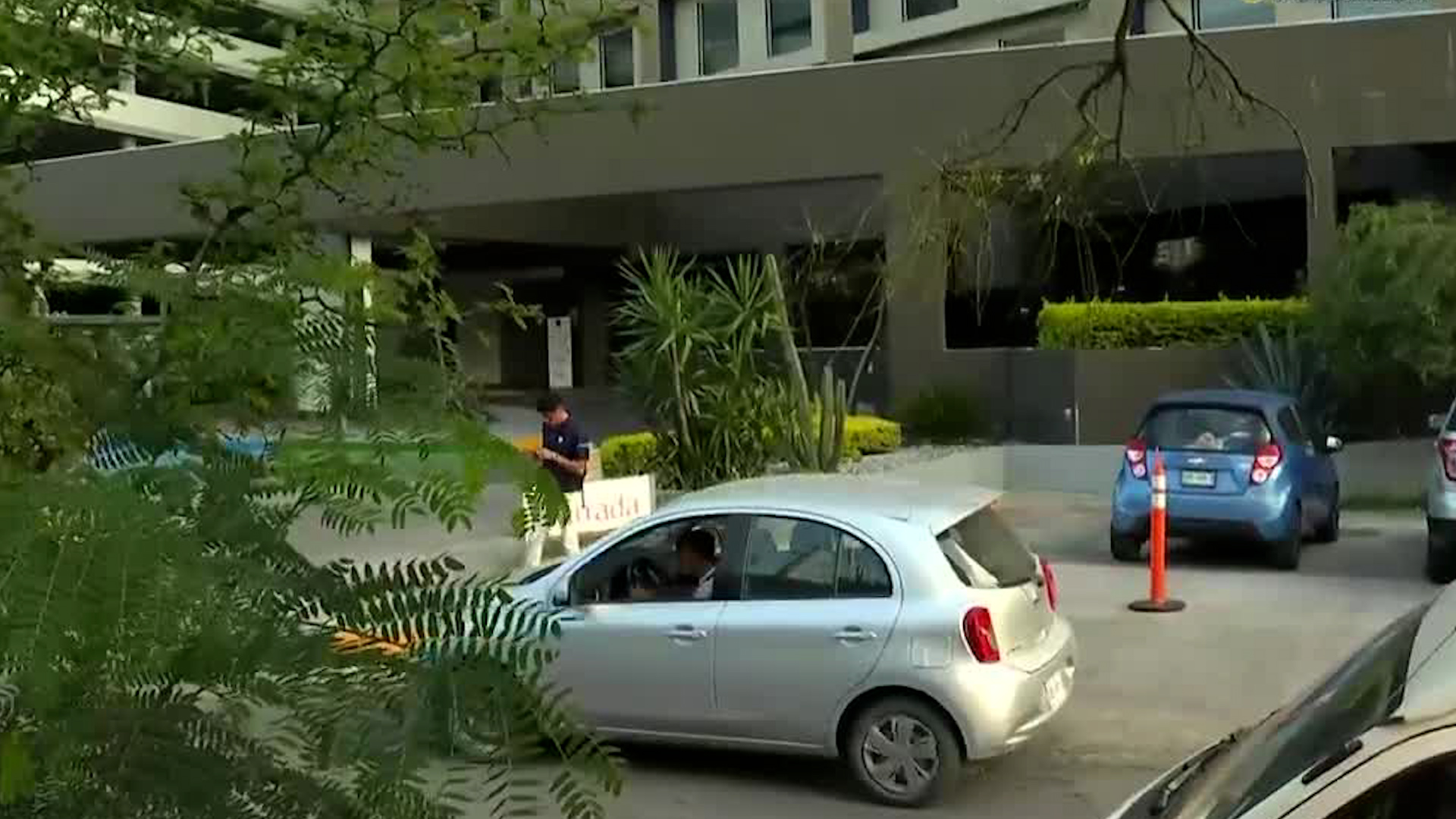 De acuerdo con los primeros reportes los delincuentes se apoderaron de aproximadamente 10 mil pesos en efectivo.