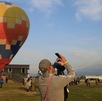 Persona tomando una fotografía a un globo gigante en Atlixco, Puebla.