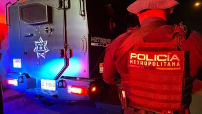 Vehículo y elementos de la Policía Metropolitana quienes lograron frustrar el presunto secuestro en El Salto