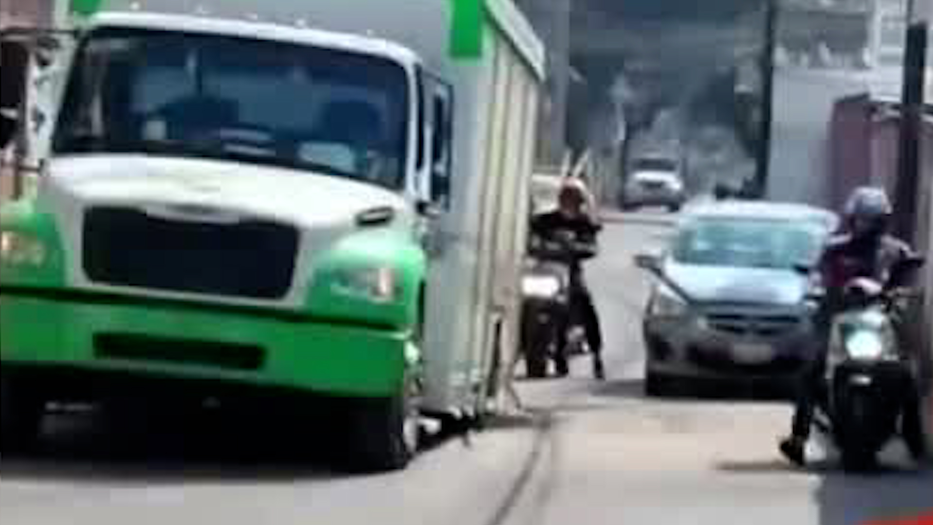 De acuerdo con vecinos de la zona, un camión de basura ya había caído también en el mismo socavón.