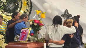 Familiares de Tiffany, víctima mortal de explosión de pipa en Iztapalapa, Ciudad de México, en el funeral de la joven.