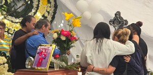 Familiares de Tiffany, víctima mortal de explosión de pipa en Iztapalapa, Ciudad de México, en el funeral de la joven. Familiares de Tiffany, víctima mortal de explosión de pipa en Iztapalapa, Ciudad de México, en el funeral de la joven.