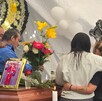 Familiares de Tiffany, víctima mortal de explosión de pipa en Iztapalapa, Ciudad de México, en el funeral de la joven.