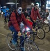 Personas circulando en bicicletas por Paseo de la Reforma durante Paseo Nocturno de Día de Muertos
