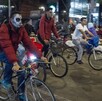 Personas circulando en bicicletas por Paseo de la Reforma durante Paseo Nocturno de Día de Muertos Personas circulando en bicicletas por Paseo de la Reforma durante Paseo Nocturno de Día de Muertos