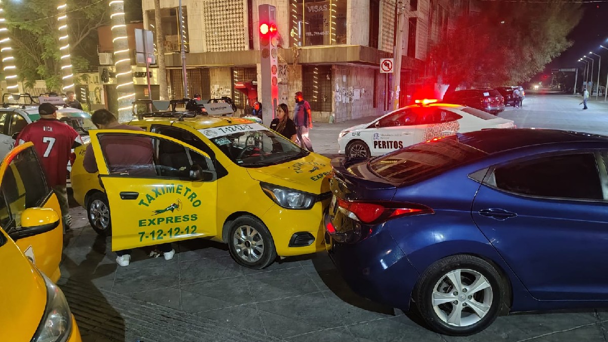 Automóvil impactado contra un taxi al intentar huir de policías en Paseo Morelos de Torreón. Automóvil impactado contra un taxi al intentar huir de policías en Paseo Morelos de Torreón.