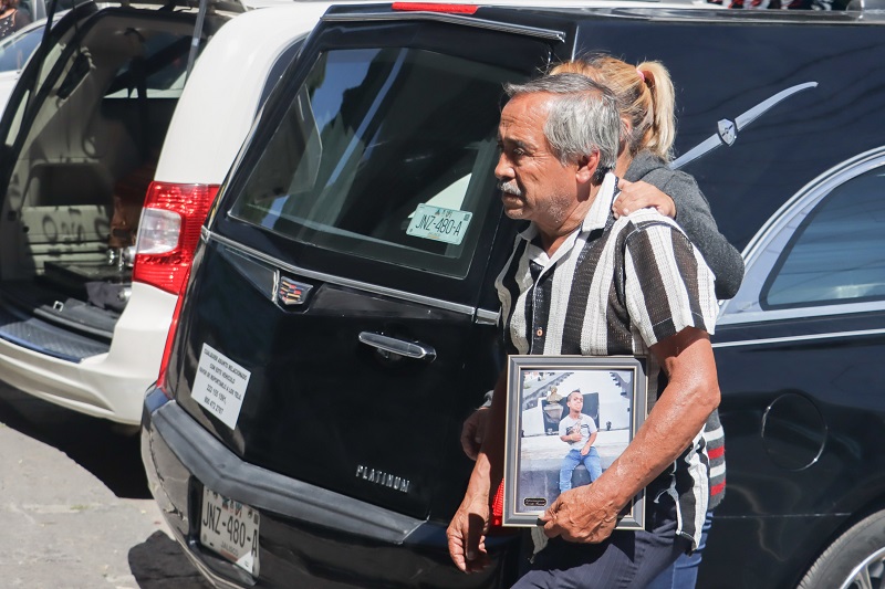 Señor camina con la foto de Medio Metro en su funeral realizado en el Panteón Municipal de Puebla. Señor camina con la foto de Medio Metro en su funeral realizado en el Panteón Municipal de Puebla.