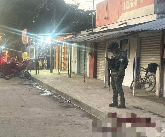 Militar resguarda el cadáver de un hombre asesinado en Álamo Temapache, Veracruz. Militar resguarda el cadáver de un hombre asesinado en Álamo Temapache, Veracruz.