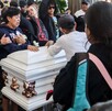 Personas llorando junto al féretro de Personas llorando junto al féretro de