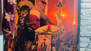 Familiares de Anuel devastados velando al menor de 6 años, quien murió tras un accidente en su escuela en el ejido San Miguel de San Pedro, Coahuila.