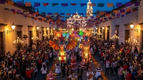 Durante las festividades del Día de Muertos en Tlaquepaque hay personas disfrazadas de catrinas y mariachis llevando alebrijes