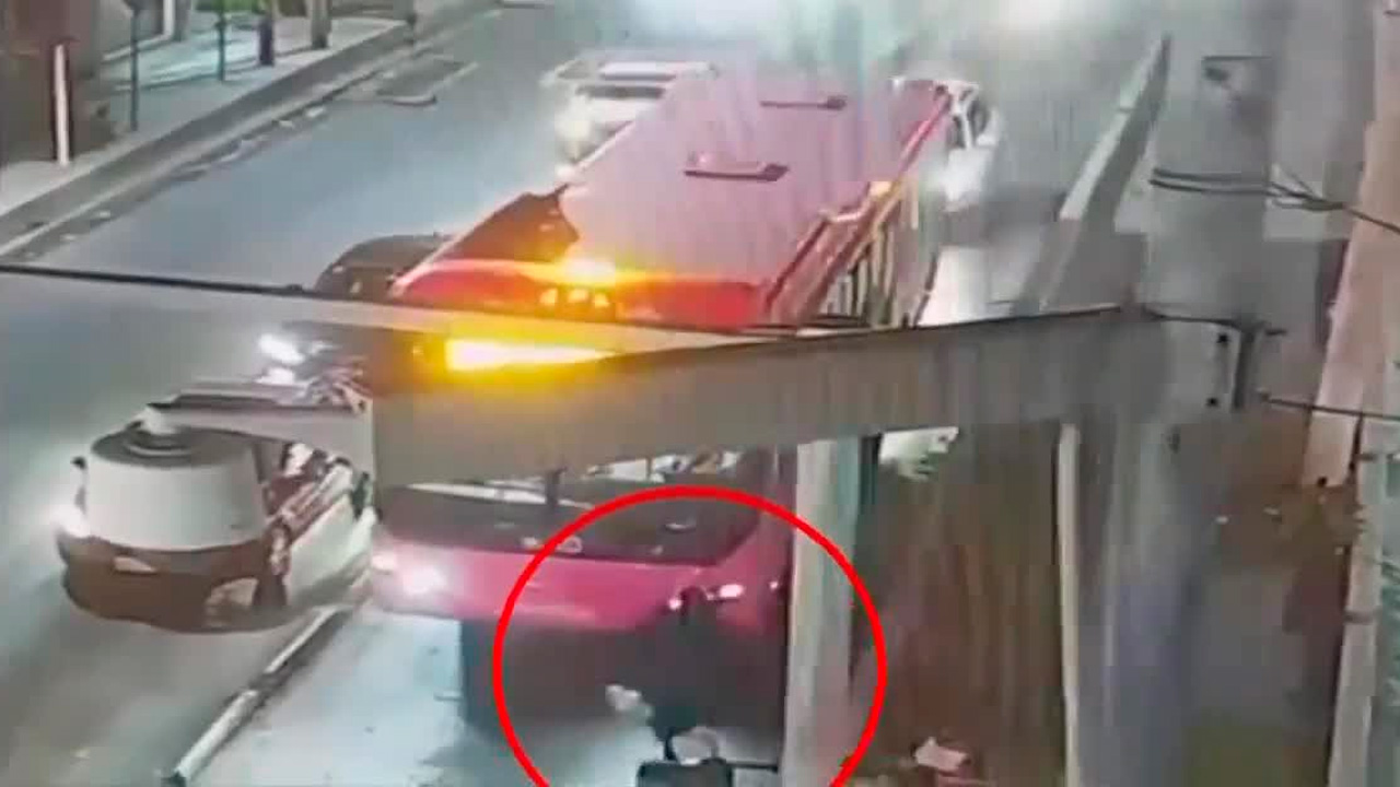 Un hombre roció gasolina e incendió un autobús rosa del Mexibús en Ecatepec, exclusivo para mujeres. Usuarios lo detuvieron y entregaron a las autoridades.