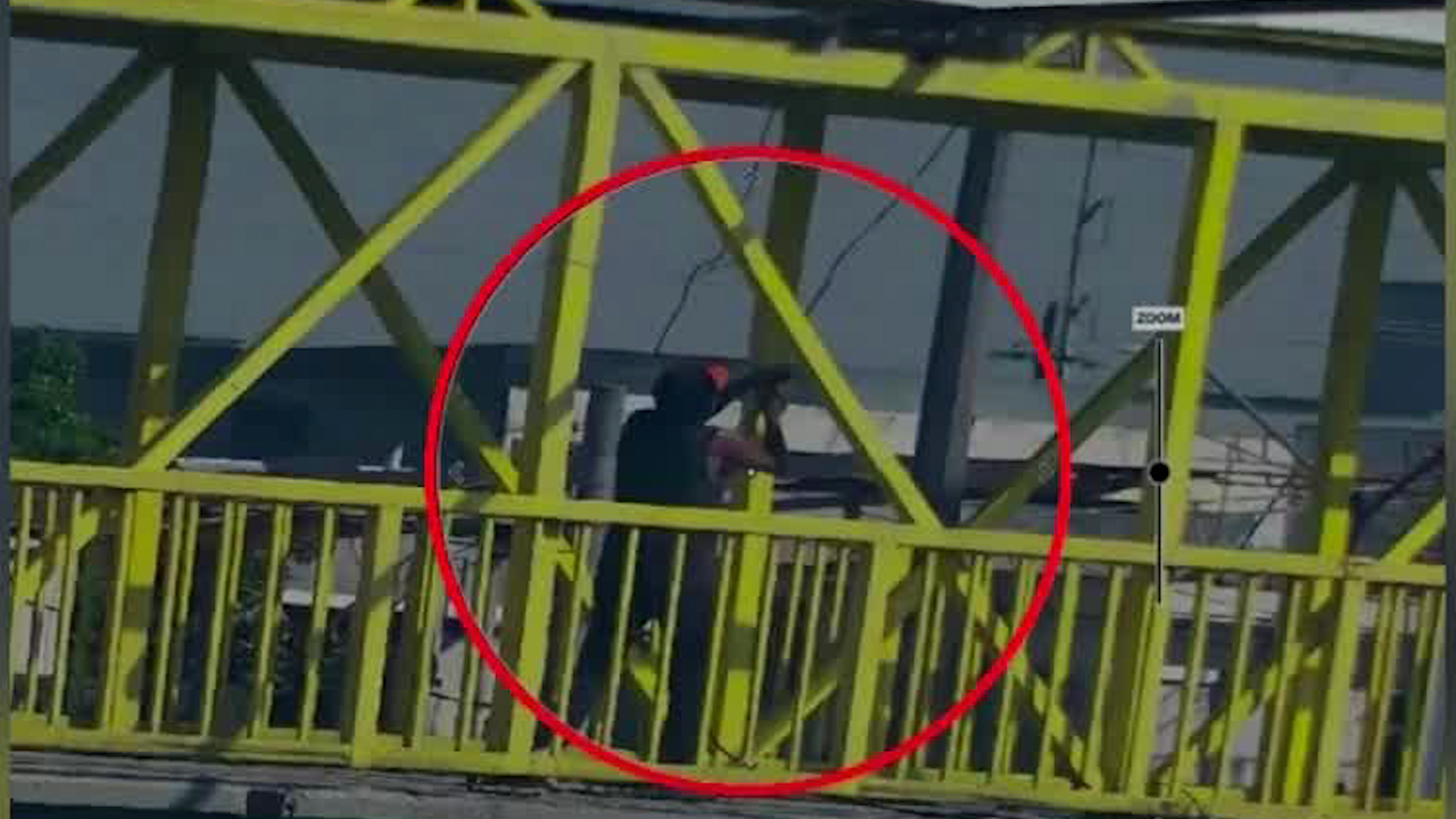 Una unidad de la policía de Monterrey presenció los hechos a través de las cámaras del c4 y arribaron al lugar para detener al sujeto.