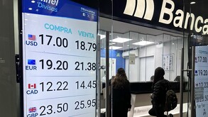 Ventanilla de cambio con gente comprando dólares.