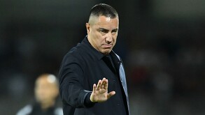 Efraín Juárez haciendo la señal de calma a sus jugadores durante un partido de la Liga MX.