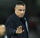 Efraín Juárez haciendo la señal de calma a sus jugadores durante un partido de la Liga MX.