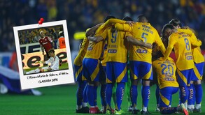 El equipo de Tigres formado junto a una imagen de la última victoria de Xolos en el Volcán, con gol de Dayro Moreno.