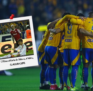 El equipo de Tigres formado junto a una imagen de la última victoria de Xolos en el Volcán, con gol de Dayro Moreno.