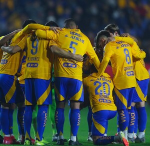 El equipo de Tigres formado junto a una imagen de la última victoria de Xolos en el Volcán, con gol de Dayro Moreno. El equipo de Tigres formado junto a una imagen de la última victoria de Xolos en el Volcán, con gol de Dayro Moreno.
