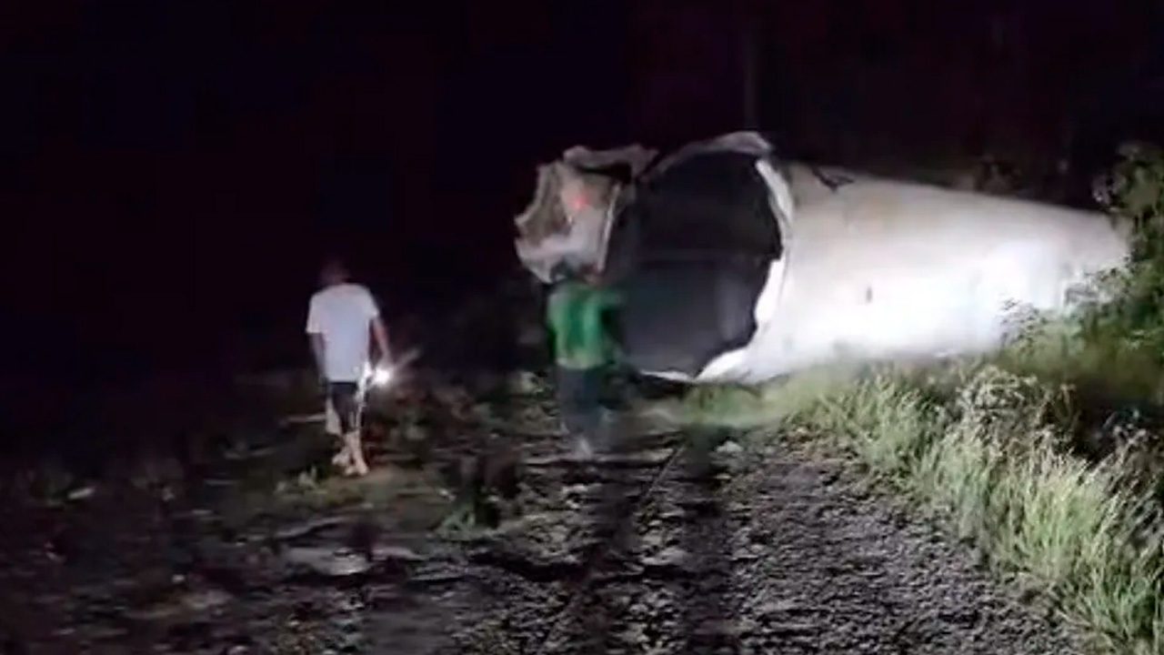 Una pipa de gas volcó y explotó en la carretera federal 120, en Querétaro, lo que obligó a evacuar a decenas de familias de Escanelilla y El Encino.