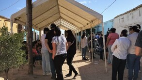 Familiares de Anuel de 6 años en su funeral, tras morir en fatal accidente en Coahuila