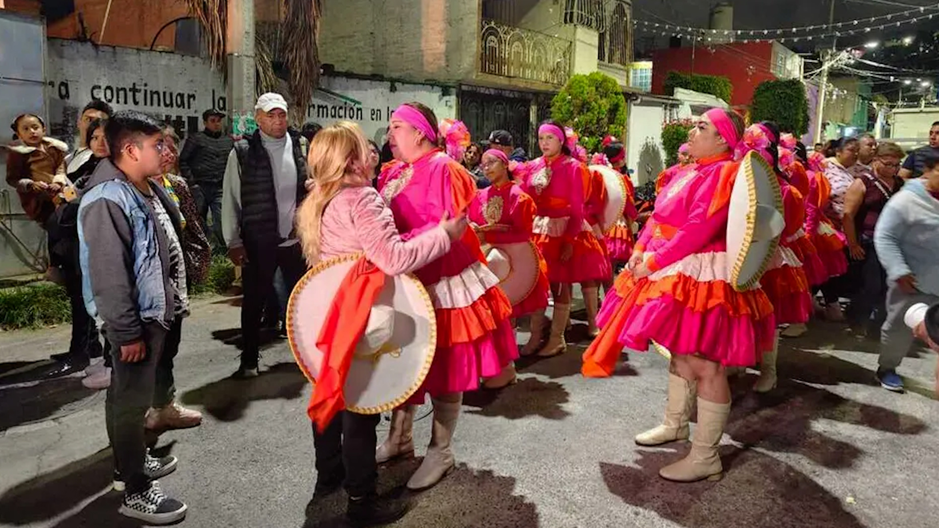Sus compañeras de la comparsa 