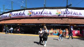 personas caminando por el recinto ferial de la feria de tlaxcala