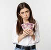 Mujer sosteniendo billetes generado con IA Mujer sosteniendo billetes generado con IA