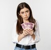 Mujer sosteniendo billetes generado con IA