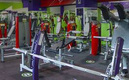 Instalaciones de gimnasio con distintos aparatos para ejercitarse