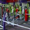 Instalaciones de gimnasio con distintos aparatos para ejercitarse Instalaciones de gimnasio con distintos aparatos para ejercitarse