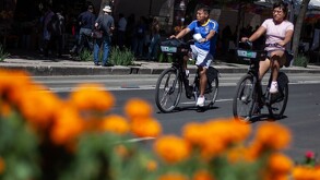 Ciudadanos pasean en bicicleta en Paseo de la Reforma.