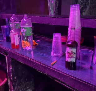 Interior de una casa que fue desalojada en la alcaldía Cuauhtémoc, CdMx, porque se realizaba una fiesta clandestina en ella. Interior de una casa que fue desalojada en la alcaldía Cuauhtémoc, CdMx, porque se realizaba una fiesta clandestina en ella.