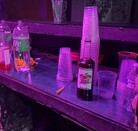 Interior de una casa que fue desalojada en la alcaldía Cuauhtémoc, CdMx, porque se realizaba una fiesta clandestina en ella.