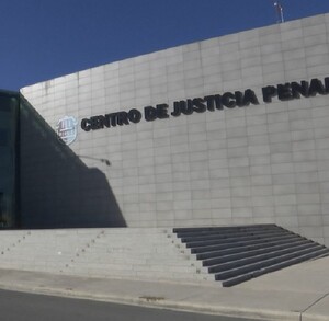 Uno de los implicados, identificado como Bryant Guadalupe “N”., de 20 años, fue arrestado y trasladado al Ministerio Público. Uno de los implicados, identificado como Bryant Guadalupe “N”., de 20 años, fue arrestado y trasladado al Ministerio Público.