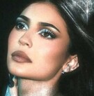 Kylie Jenner posando para sus fotos de King Kylie Collection 2025