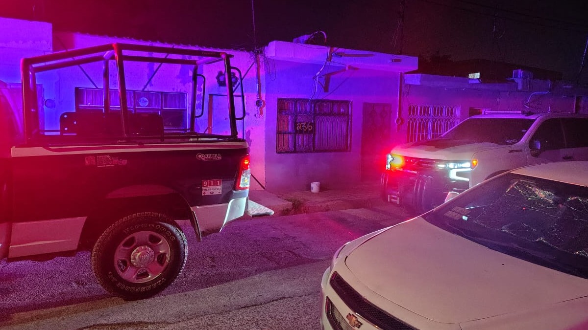 Patrulla de policía al exterior de una vivienda en Torreón. Patrulla de policía al exterior de una vivienda en Torreón.