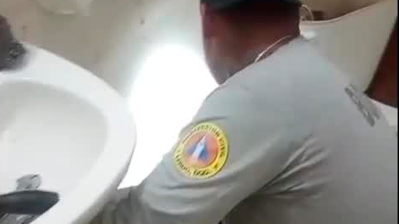 Elementos del Cuerpo de Bomberos y de la Dirección de Protección Civil de Lerdo unieron esfuerzos para salvar a un cachorro que se metió al drenaje.