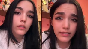 En la imagen se puede ver a una mujer identificada como Carla Benitez, consternada con una blusa blanca, en el fondo de la imagen se pueden ver algunos peluches