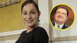 En la imagen aparece Lolita Cortés con el cabello corto y blusa negra, además, a un costado aparece la imagen de José Alfredo Jiménez con un atuendo color negro