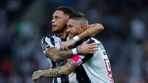 Lucas Ocampos abrazando Sergio Ramos festejando el gol del 'Pura Sangre' en el partido de Rayados y Juárez.