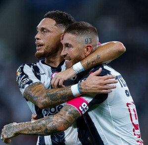 Lucas Ocampos abrazando Sergio Ramos festejando el gol del 'Pura Sangre' en el partido de Rayados y Juárez.