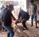 Hombres trabajan en labores de rescate entre escombros provocados por lluvias en Sierra Norte de Puebla.