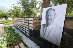 Imagen que capta la placa develada en San Pedro para Mauricio Fernández.