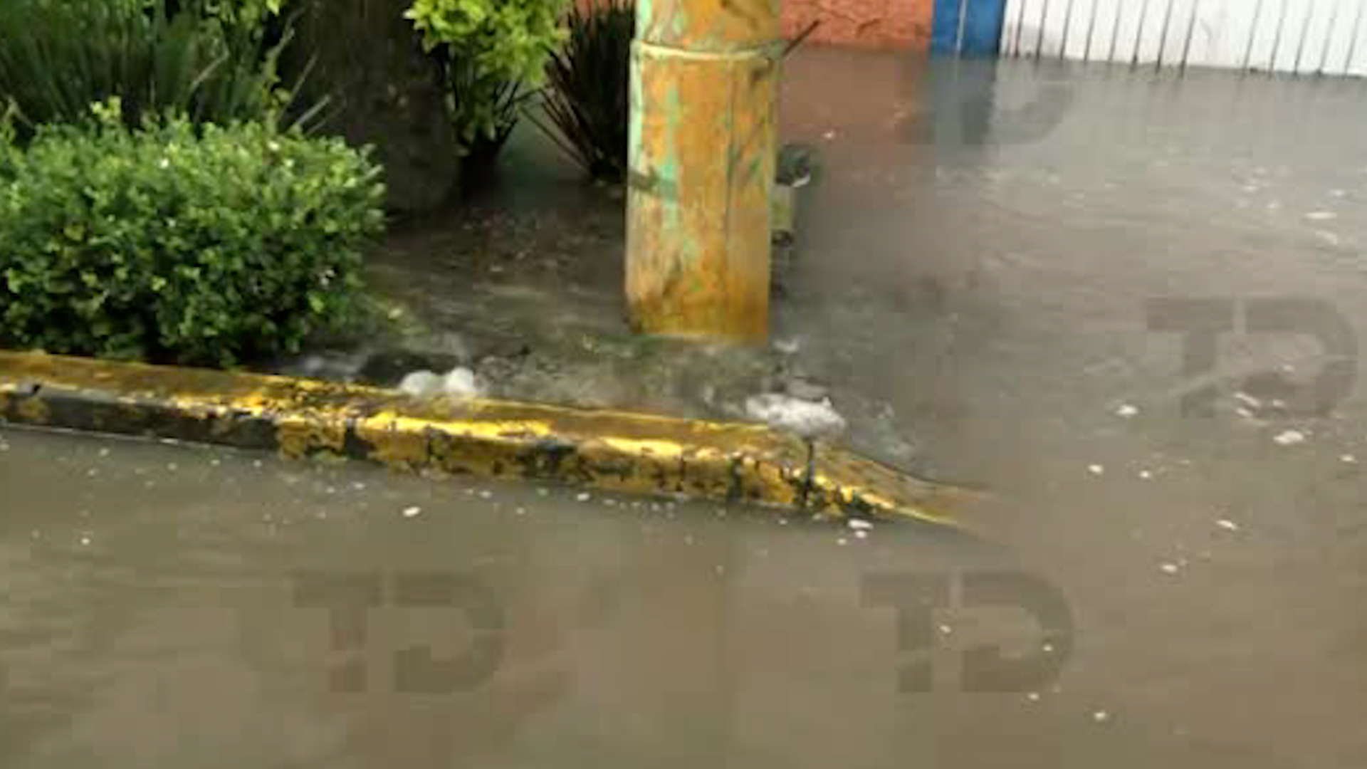 Bomberos abrieron los registros de agua para desfogar el liquido y evitar una inundación.